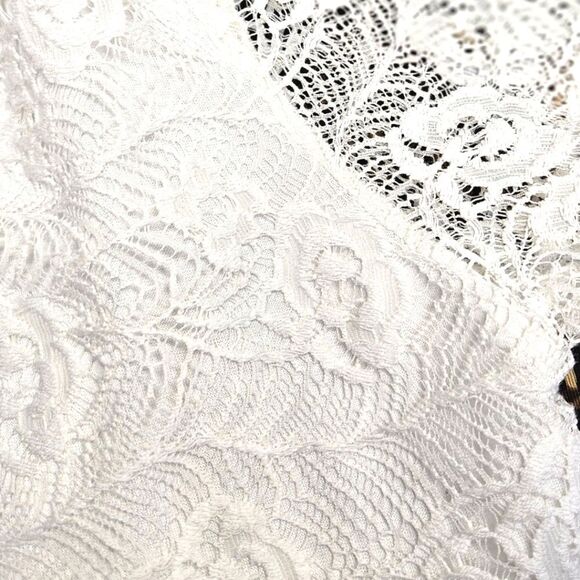 LEO & NICOLE White  Top With Short lace Sleeves  And A  Lace Overlay Size M - Picture 4 of 15